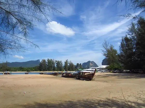 Nopparat thara beach, der wichtigste hafen strand für große reiseschiffe nach phi — Stockfoto