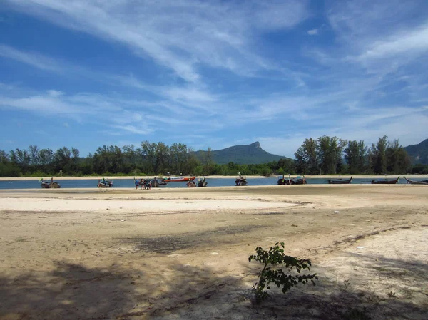 Praia de Nopparat Thara, praia principal do porto para o navio grande do curso a Phi — Fotografia de Stock