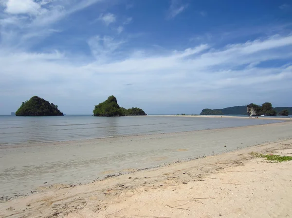 Playa de Nopparat Thara, playa principal del puerto para el barco grande del recorrido a Phi — Foto de Stock