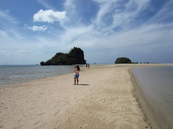 Playa de Nopparat Thara, playa principal del puerto para el barco grande del recorrido a Phi — Foto de Stock