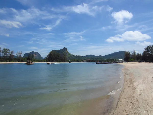 Playa de Nopparat Thara, playa principal del puerto para el barco grande del recorrido a Phi — Foto de Stock