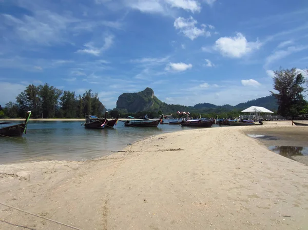 Nopparat Thara Beach, plaża Port dla dużych podróży statku do Phi — Zdjęcie stockowe