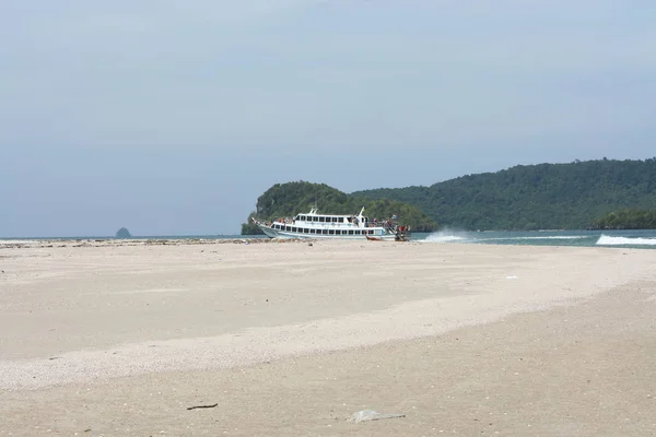 Playa de Nopparat Thara, playa principal del puerto para el barco grande del recorrido a Phi — Foto de Stock