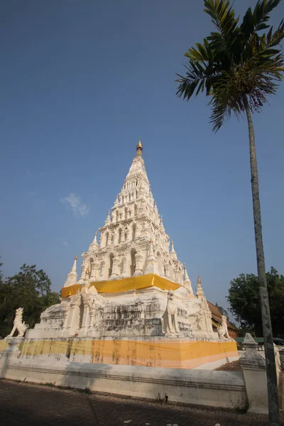 Pagoda del triángulo blanco en Wat Chedi Liam en la ciudad histórica — Foto de Stock