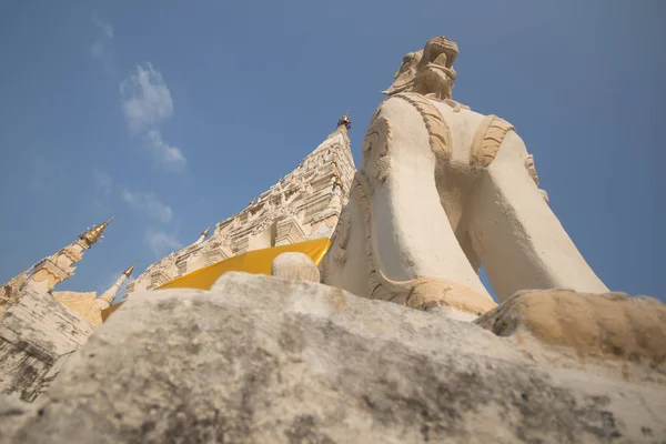 Pagoda del Triangolo Bianco a Wat Chedi Liam nella città storica — Foto Stock