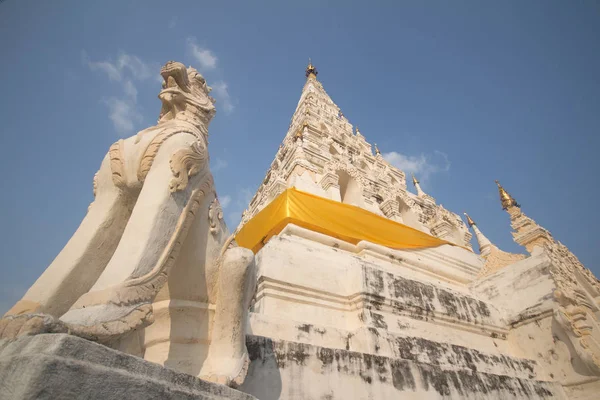 Beyaz üçgen Pagoda adlı Wat Chedi Liam tarihi şehir içinde — Stok fotoğraf
