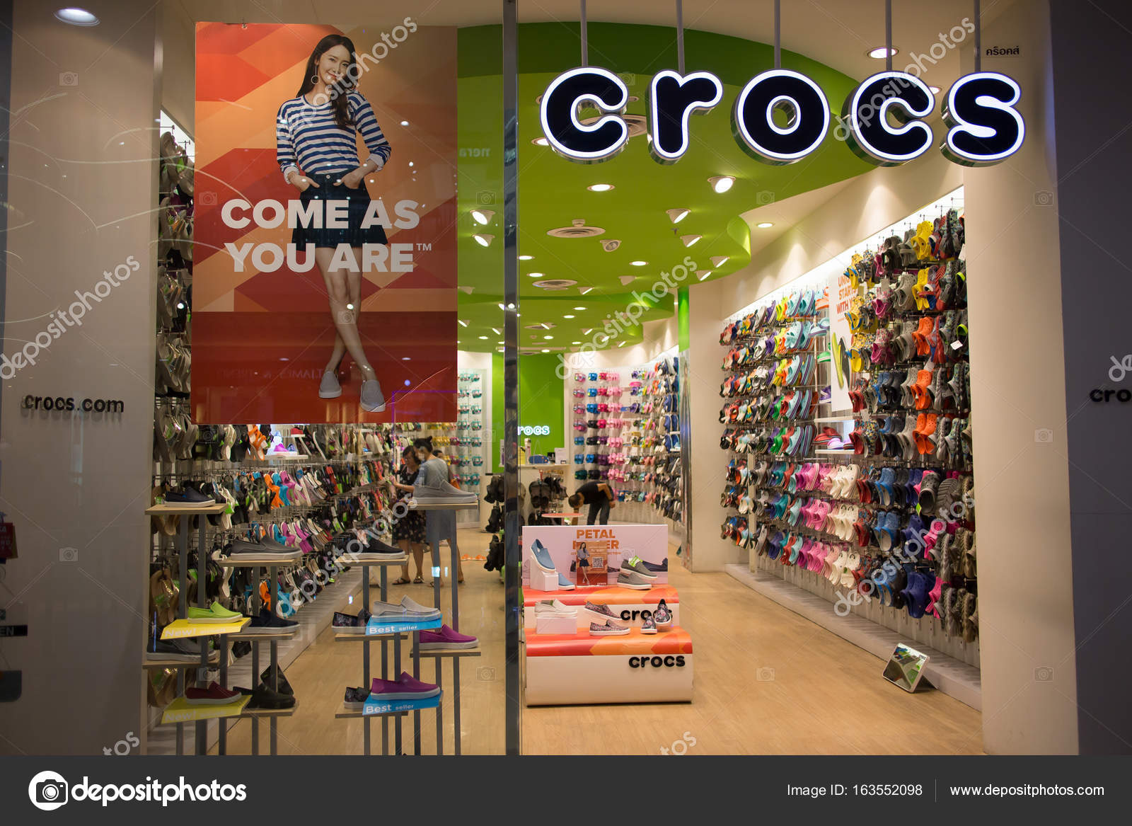 where is the crocs store