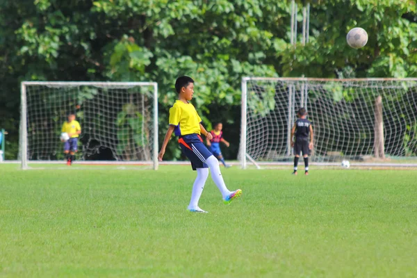 Jovem jogador de futebol do CHIANGMAI FOOTBALL CLUB 700 ANO . — Fotografia de Stock