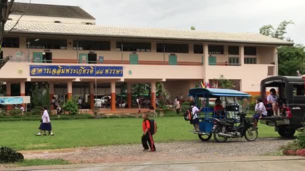 Estudiante en la Escuela Ban NongKrail. Pequeña beca en el área de la franja urbana de la ciudad de Chiang mai — Vídeo de stock