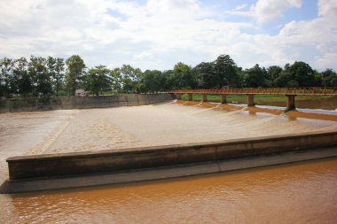 Küçük ping nehir baraj. Artırmak düzey fo kanal su için