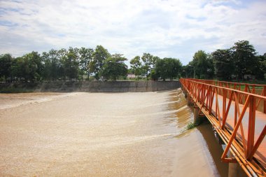 Küçük ping nehir baraj. Artırmak düzey fo kanal su için