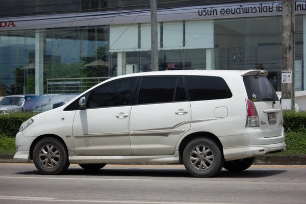 Voiture particulière monospace, Toyota Innova . — Photo