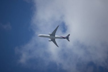  Boeing 777-300 HS-TKZ TG103