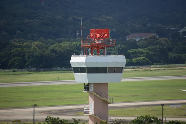 チェンマイ国際空港の航空管制塔. — ストック写真