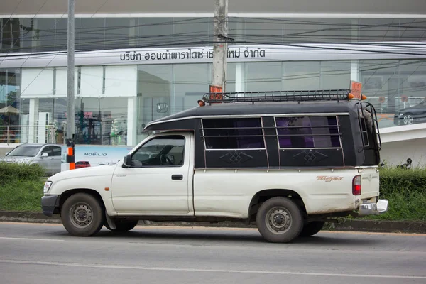 Camion de ramassage d'autobus scolaire privé — Photo