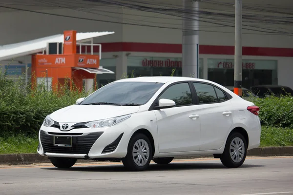 Nya privata sedanmodell bil toyota Yaris Ativ miljöbil — Stockfoto