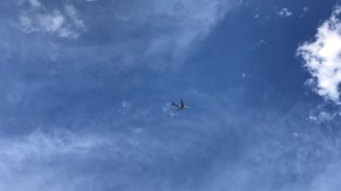 Mavi gökyüzü ile uçak fly