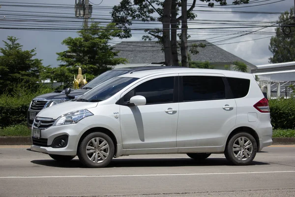 専用街 Mpv 車、スズキ ertiga — ストック写真