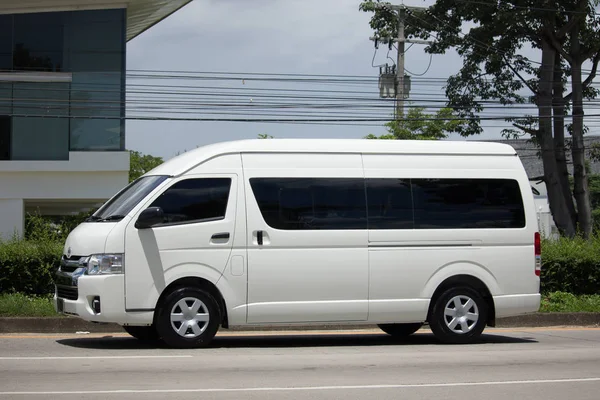 Yeni Toyota banliyö van.