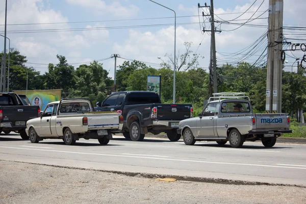 Személyautó, családi Mazda mini Pick up truck. — Stock Fotó