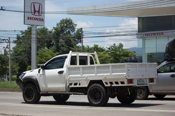 Particular pick up caminhão carro Toyota Hilux Revo com despejo . — Fotografia de Stock