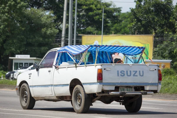 Рядовой Isuzu KB Старый пикап . — стоковое фото