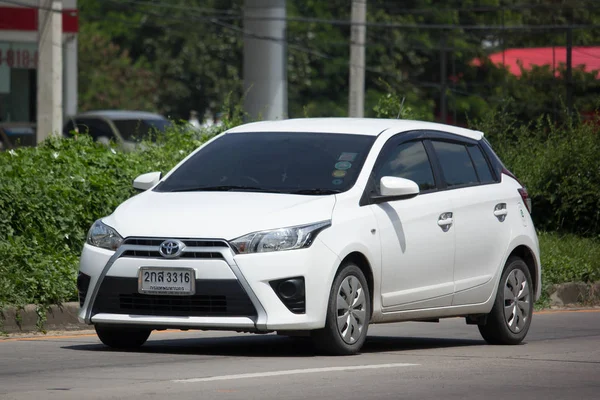 Privat bil toyota Yaris miljöbil — Stockfoto