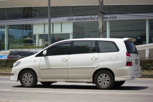 Prywatny samochód Mpv, Toyota Innova. — Zdjęcie stockowe