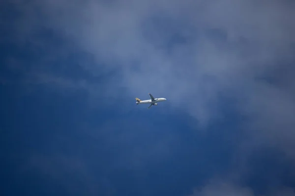 9V-Tar Airbus A320-200-légutak rohan. — Stock Fotó