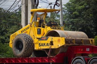 Payawan taşıma şirketinin römork damperli kamyon.