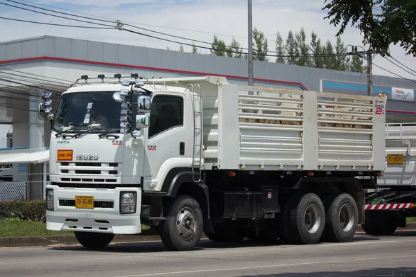 Caminhão de descarga isuzu privado . — Fotografia de Stock