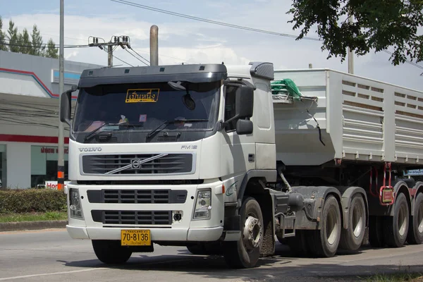 Caminhão basculante de reboque Volvo de Pennueng — Fotografia de Stock