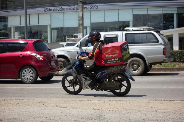 Levering service man rijden een Club van Pizza Hut Company. — Stockfoto