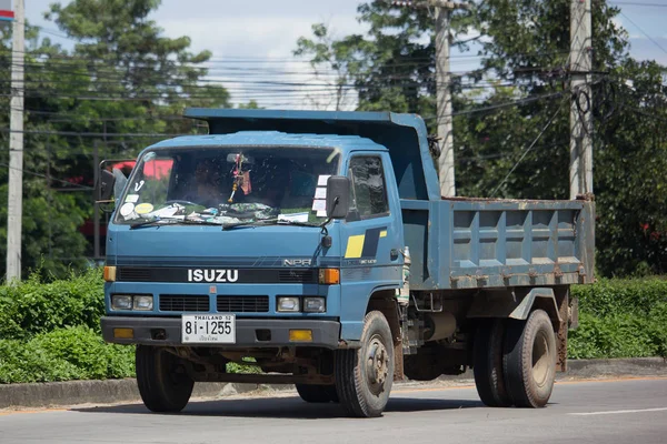 Caminhão de descarga isuzu privado . — Fotografia de Stock