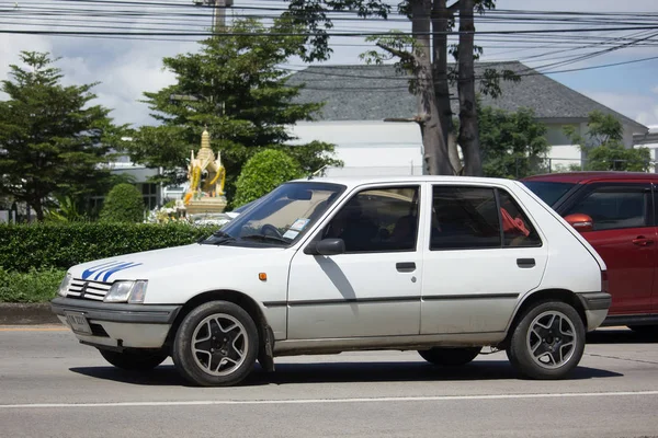 Частный старый автомобиль, Peugeot 205 — стоковое фото