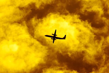 Uçak yolcu günbatımı zaman ateş edin 