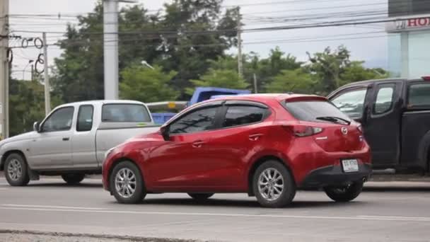 Mobil pribadi Eco Mazda 2 . — Stok Video