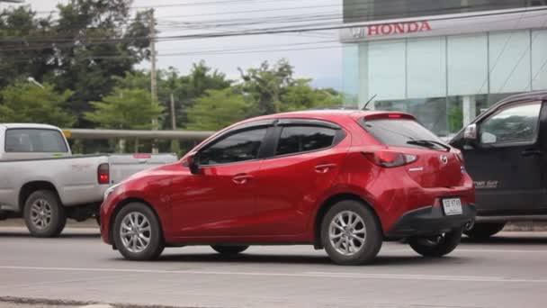 Mobil pribadi Eco Mazda 2 . — Stok Video