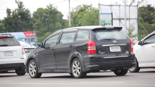 Carro privado MPV Toyota Wish . — Vídeo de Stock