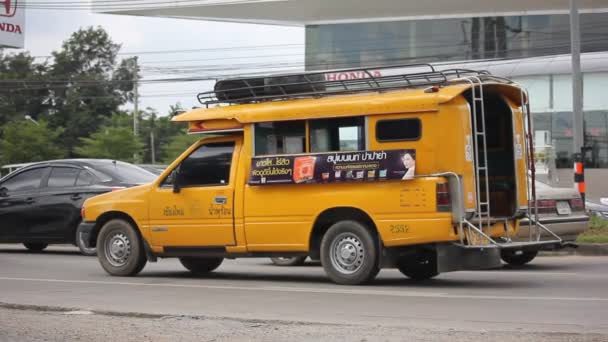 Amarelo mini caminhão táxi chiangmai — Vídeo de Stock