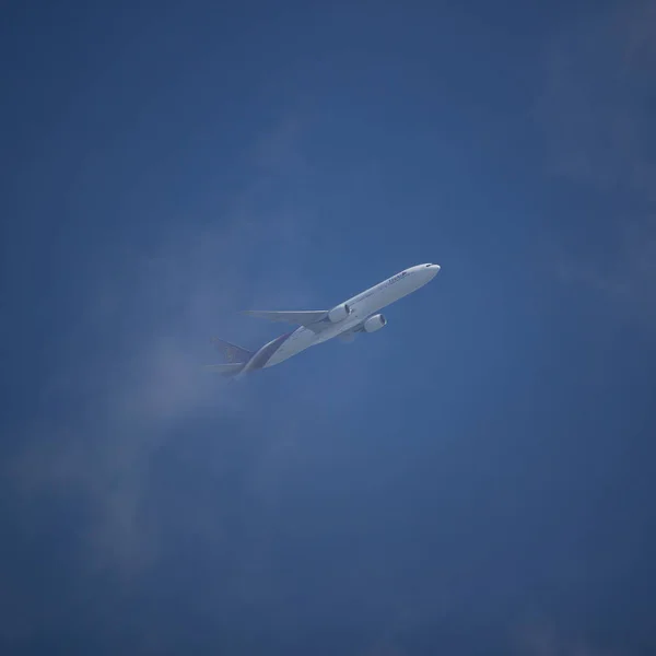 Boeing 777-300, HS-TKB TG103 de la vía aérea tailandesa . — Foto de Stock