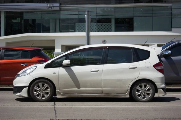 Privata city bil Honda Jazz Halvkombi. — Stockfoto