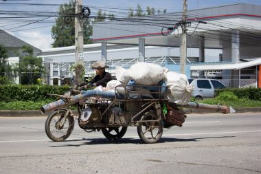 Yaşlı adam ve yaşlı Honda Motercycle.