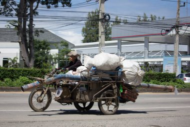 Yaşlı adam ve yaşlı Honda Motercycle.