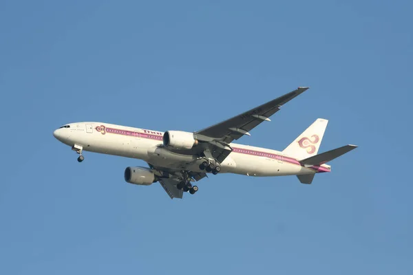 Boeing 777-200 HS-TJF de Thaiairway . — Fotografia de Stock
