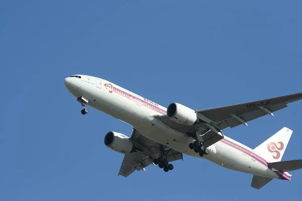 Boeing 777-200 HS-TJF de Thaiairway . — Fotografia de Stock