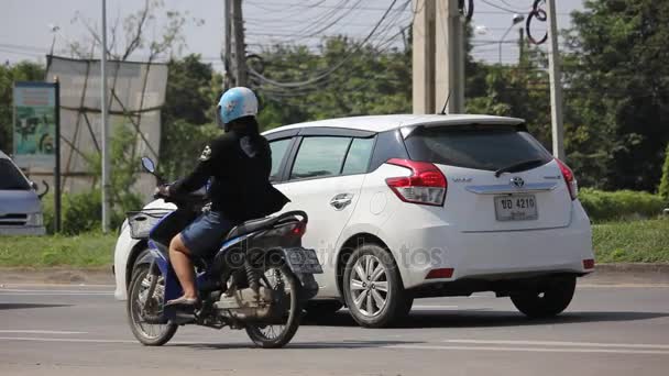 私营生态汽车，丰田雅力士. — 图库视频影像