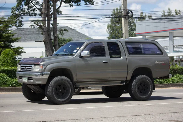 Özel kamyonet araba Toyota Hilux kaplan. — Stok fotoğraf