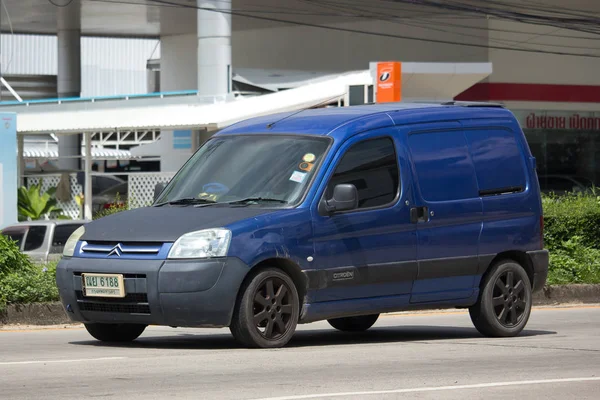 Privé oude minibusje auto, CITROEN berlingo. — Stockfoto