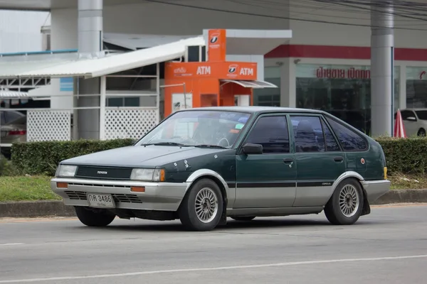 Privat gammel bil, Toyota Corolla – stockfoto
